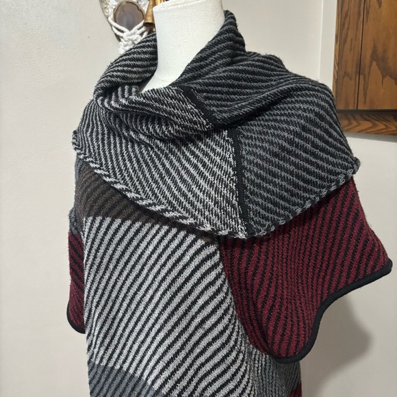 Chelsea & Theodore Wool Poncho Style Mock Neck Short Sleeve Sweater Size Small - Picture 3 of 10